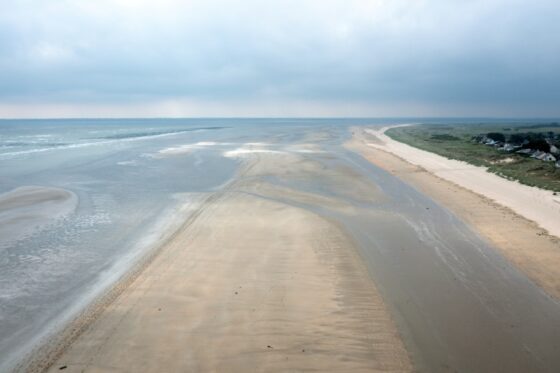 Vue aérienne des plages du Débarquement, Normandie, le 7 avril 2024.