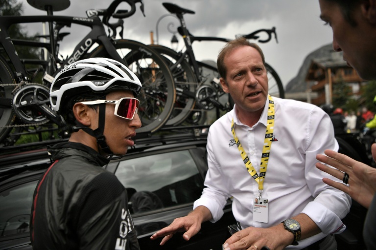 Le 26 juillet 2019, Christian Prudhomme (à droite) annonce au Colombien Egan Bernal qu'il est le nouveau porteur du maillot jaune après l'arrêt prématuré de la 19e étape du Tour en raison d'intempéries qui rendent la montée vers Tignes impraticable