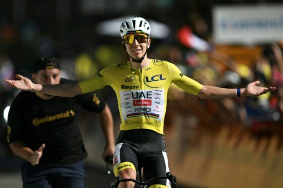 Tadej Pogacar, maillot jaune, célèbre sa victoire à l'Alpe d'Huez lors du Tour de France.