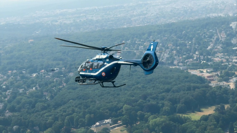 Image tirée d'une vidéo de l'AFP TV montrant le nouvel hélicoptère H145 D3 de la Gendarmerie nationale survolant Paris,  lors du défilé militaire annuel, le 14 juillet 2026