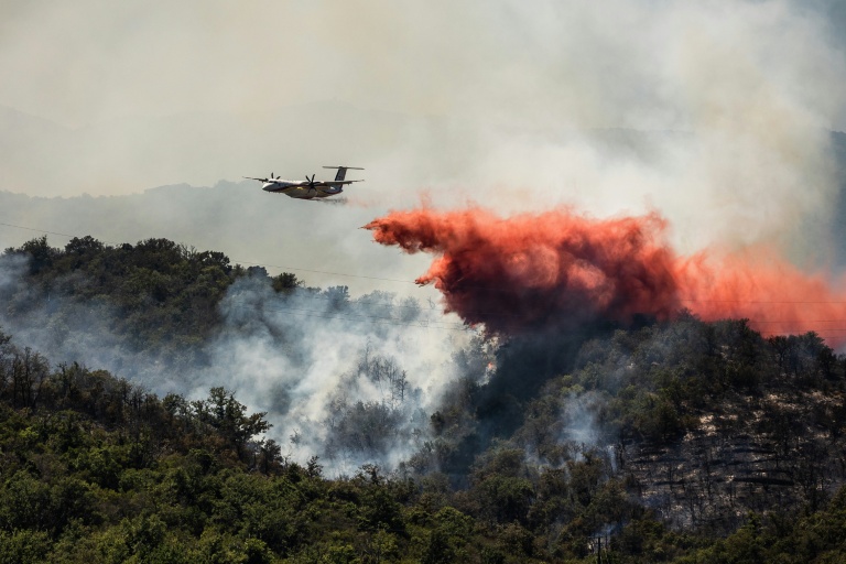 Un avion Dash de la sécurité civile largue du produit retardant sur un incendie près de Bouleternerre, dans les Pyrénées-Orientales, le 6 juillet 2026