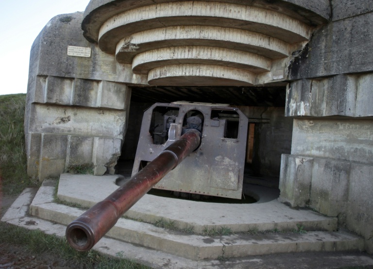 Une batterie d'artillerie de la Wehrmacht, l'armée allemande de la Seconde Guerre mondiale, à Longues-sur-Mer, le 26 février 2014 en Normandie