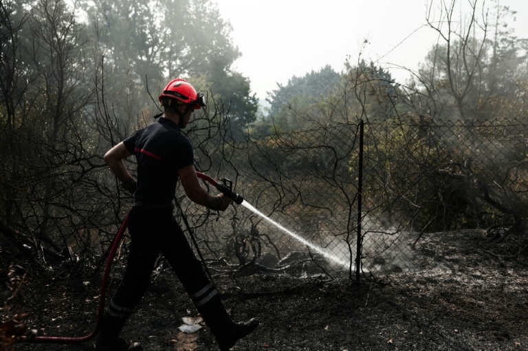 Un pompier essaie d'éteindre un incendie le 22 juillet 2026 à Cotignac