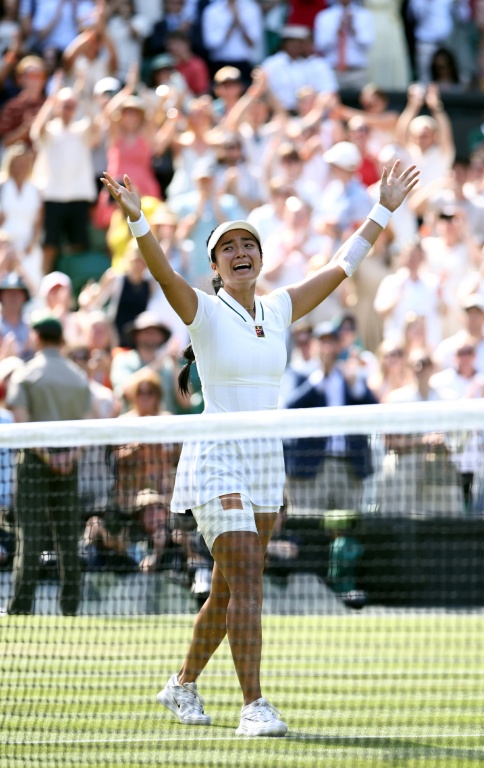 Les larmes de la Philippine Alexandra Eala après sa victoire contre la tenante du titre polonaise Iga Swiatek au troisième tour de Wimbledon le 4 juillet 2026