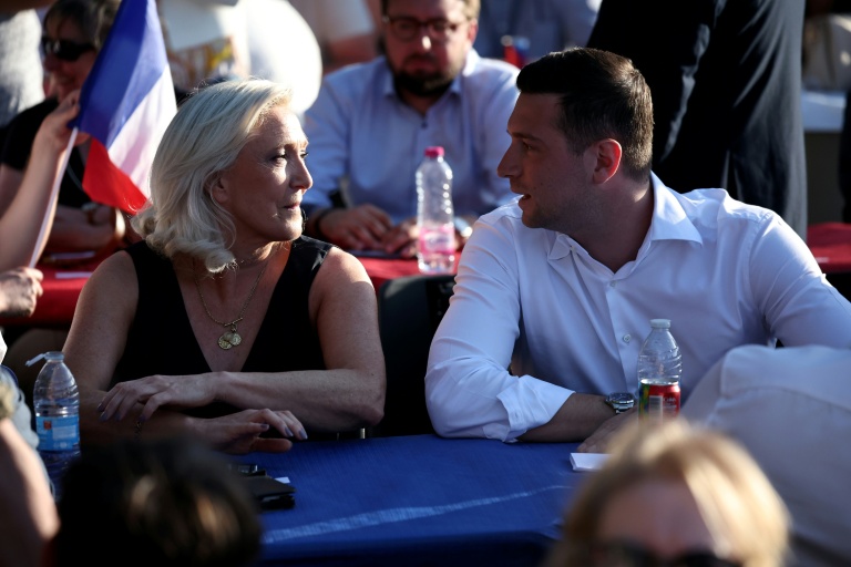 Le président du Rassemblement national (RN), Jordan Bardella (g), et la présidente du groupe parlementaire du Rassemblement national, Marine Le Pen,  lors de la 