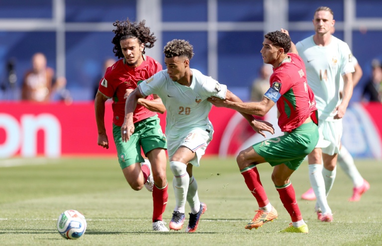 L'attaquant des Bleus Désiré Doué mobilise le tandem Achraf Hakimi-Ayyoub Bouaddi pour le contrer lors du quart de finale du Mondial remporté par la France face au Maroc, le 9 juillet 2026 à Foxboro