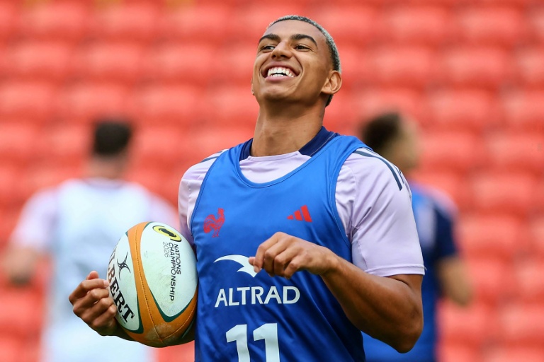Aaron Grandidier-Nkanang souriant avec un ballon de rugby lors d'un entraînement