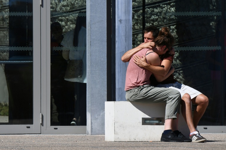 Des personnes s'étreignent devant l'hôpital Pasteur à Nice, le 16 juillet 2016, deux jours après l'attentat du 14 juillet où un camion a foncé sur la foule venue voir le feu d'artifice sur la Promenade des Anglais