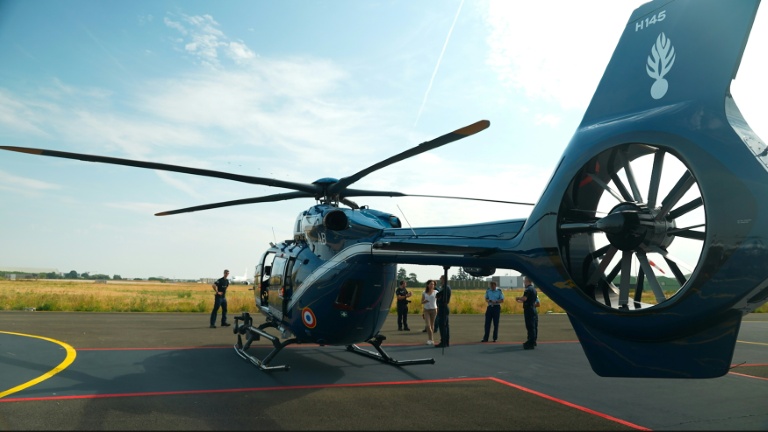 Image tirée d'une vidéo d'AFP TV montrant le nouvel hélicoptère H145 D3 de la Gendarmerie nationale se préparant à quitter la base aérienne 107 de Vélizy-Villacoublay pour participer au défilé militaire annuel à Paris, le 14 juillet 2026