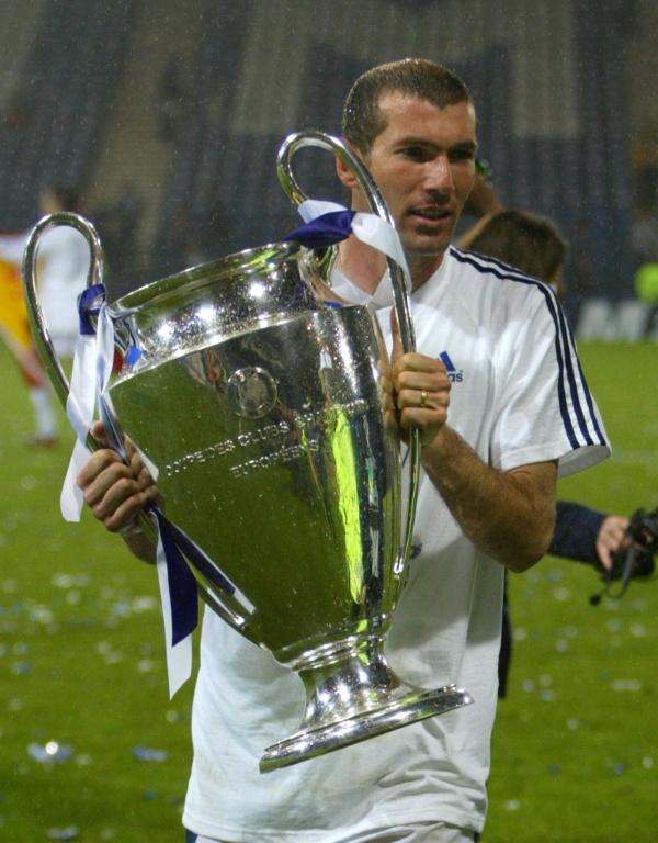 Auteur d'un but en finale face au Bayer Leverkusen, le milieu offensif français Zinédine Zidane a remporté la Ligue des champions avec le club espagnol du Real Madrid, le 15 mai 2002 à Glasgow