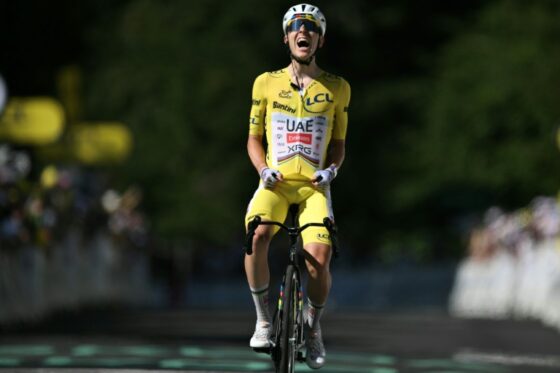 Tadej Pogacar exprimant sa joie après sa victoire au Tour de France