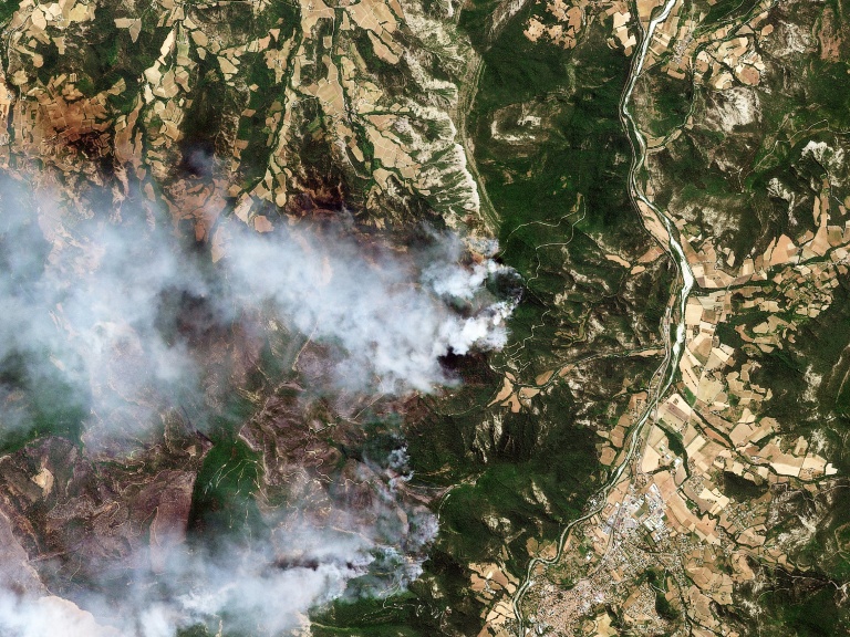 Image satellite du 8 juillet 2026 publiée par Planet Labs PBC montrant la fumée d'un feu de forêt dans une zone montagneuse près de Die, dans la Drôme