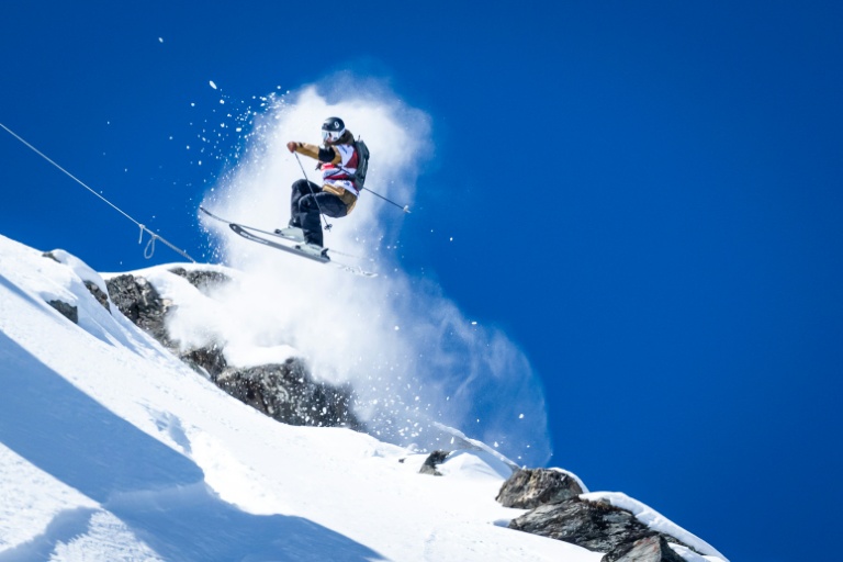 Le rider suédois Carl Regner Eriksson lors des finales du Freeride World Tour Xtreme le 20 mars 2025 dans la station suisse de Verbier