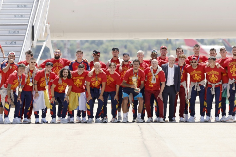L'équipe d'Espagne pose avec son trophée sur le tarmac de l'aéroport de Madrid-Barajas à son arrivée des États-Unis après avoir remporté la Coupe du monde 2026, le 20 juillet 2026