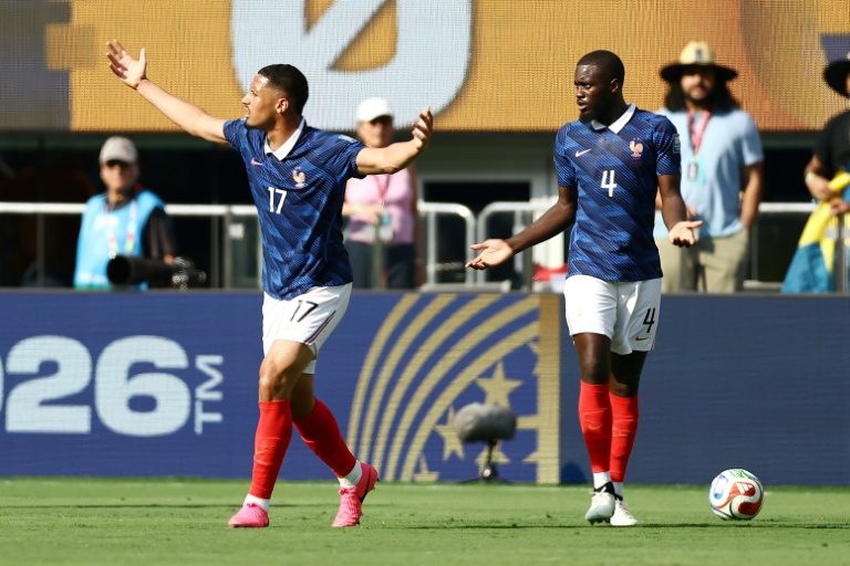 Les défenseurs français William Saliba (à gauche) et Dayot Upamecano lors du 16e de finale de la Coupe du Monde entre la France et la Suède, à East Rutherford le 30 juin 2026