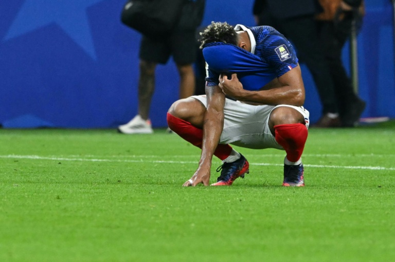La déception du Français Desiré Doué après l'élimination en demi-finale du Mondial face à l'Espagne, le 14 juillet 2026 à Arlington près de Dallas