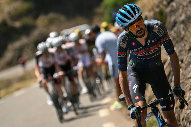 Valentin Paret-Peintre à l'attaque dans le col d'Aspin, lors de la 6e étape du Tour de France, le 9 juillet 2026