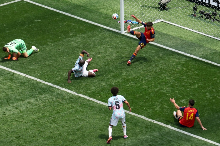 Le défenseur espagnol Cubarsi (en haut à droite) sauve sur sa ligne un ballon de but belge alors que son coéquipier Aymeric Laporte (en bas à droite) est au sol, lors du quart de finale du Mondial remporté par l'Espagne (2-1), le 10 juillet 2026 à Los Angeles