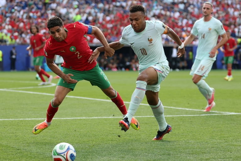 Le défenseur marocain Achraf Hakimi au duel avec le capitaine français Kylian Mbappe lors du quart de finale de Coupe du monde entre la France et le Maroc au Boston Stadium de Foxborough le 9 juillet 2026