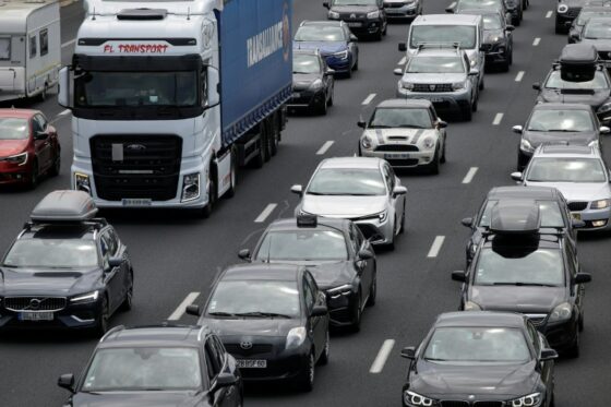 Bouchons de trafic sur une autoroute en France pendant les départs en vacances.