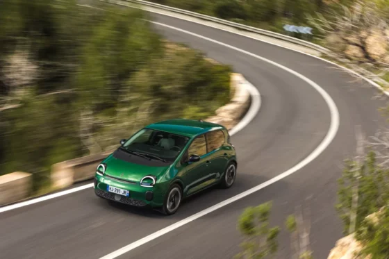 renault twingo électrique : la citadine E-Tech sur route lors de l'essai