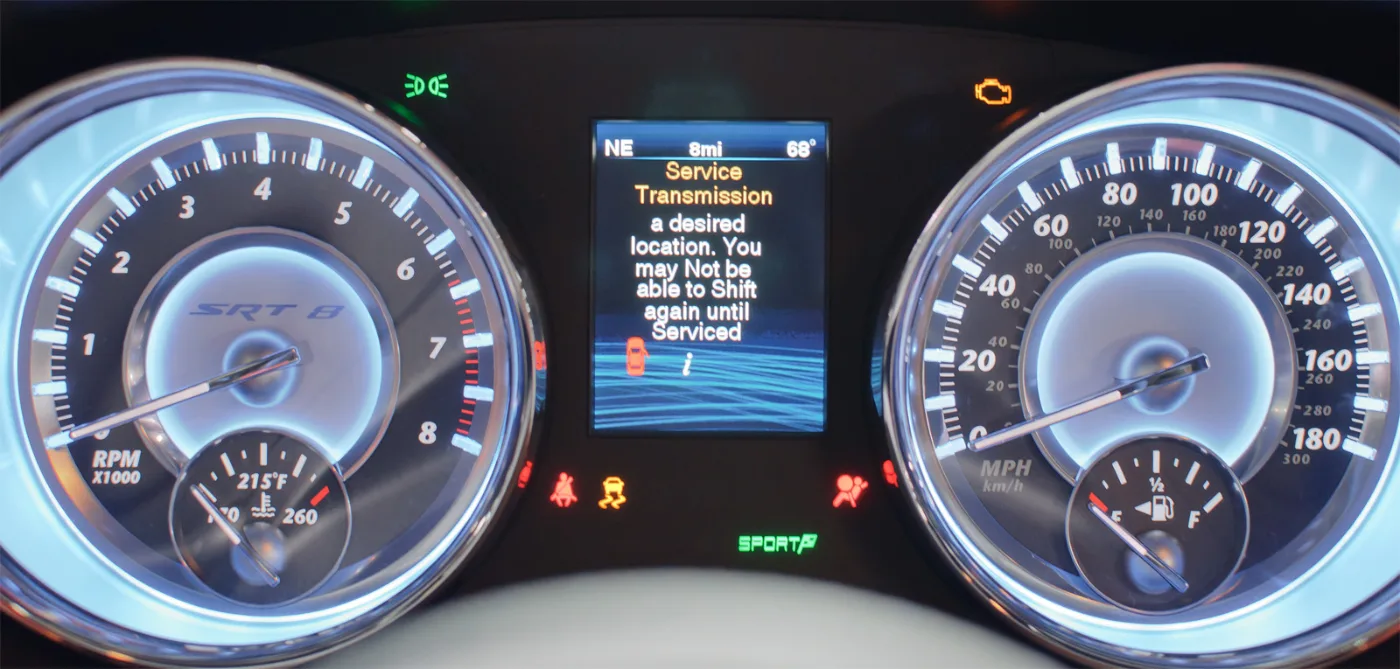 Bloc d’instruments d’une voiture avec message d’alerte au tableau de bord