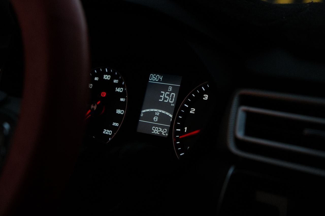 Voyant moteur allumé sur le tableau de bord d une voiture