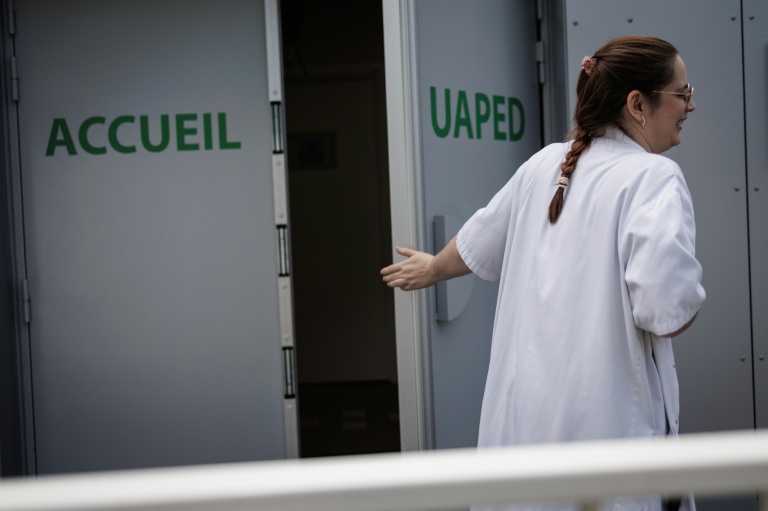 Céline Cazaux, infirmière, sort de l'unité d'accueil pour enfants en Danger (Uaped) installée dans le centre hospitalier sud francilien (CHSF) à Corbeil-Essonnes, près de Paris, le 30 juin 2026