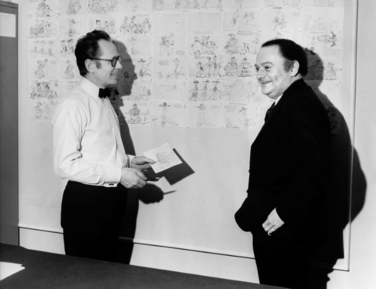 René Goscinny, à droite, discute avec Morris, à gauche, à Bruxelles en décembre 1971