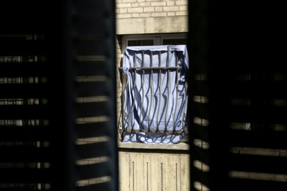 Balcon d'un appartement avec un drap pour atténuer la chaleur