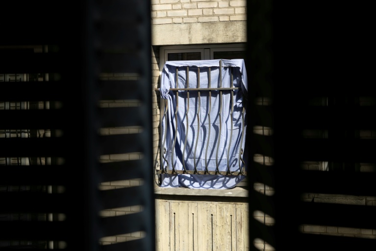 Balcon d'un appartement avec un drap pour atténuer la chaleur