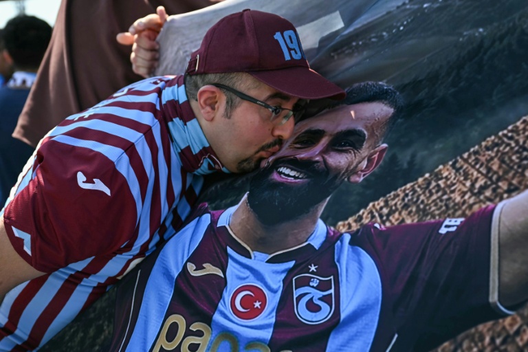 Un supporter de Trabzonspor embrasse un portrait de Mohamed Salah lors de l'arrivée de l'Egyptien mercredi à l'aéroport Ataturk d'Istanbul.