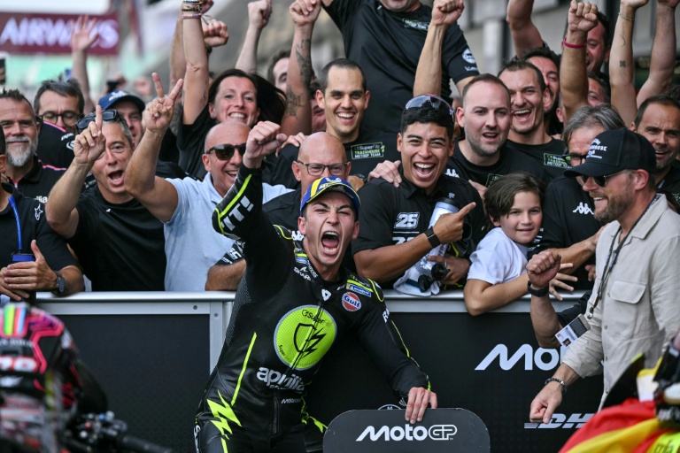 Raul Fernandez célèbre sa victoire au Grand Prix de MotoGP de Grande-Bretagne.