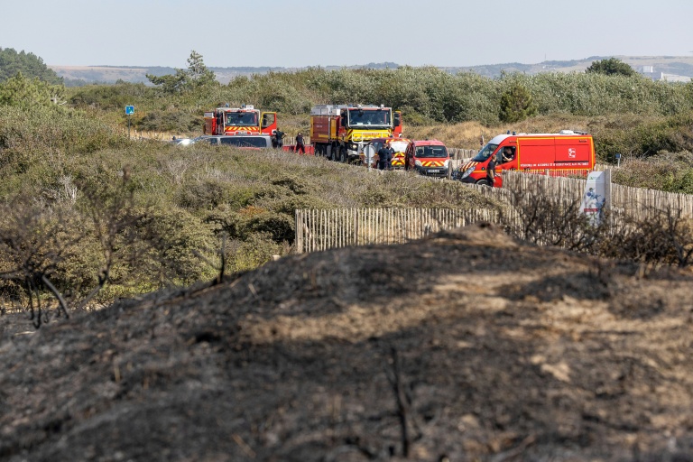 Des pompiers en intervention contre un incendie dans le Pas-de-Calais