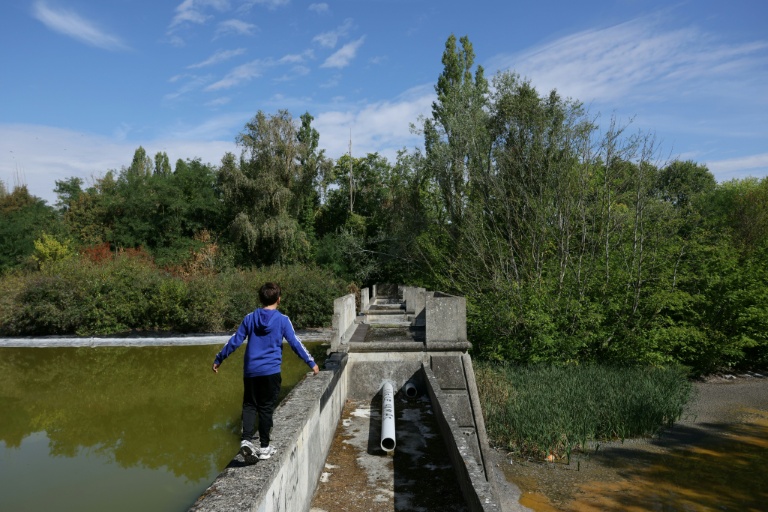 Un enfant de la communauté des gens du voyage à Courdimanche dans le Val d'Oise le 25 août 2026