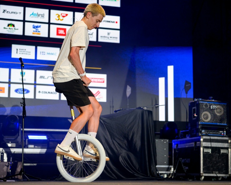 Le cycliste slovène Tadej Pogacar, quintuple vainqueur du Tour de France, roule en monocycle lors d'une cérémonie organisée en l'honneur de sa victoire sur le Tour de France 2026 dans le cadre de l'événement 