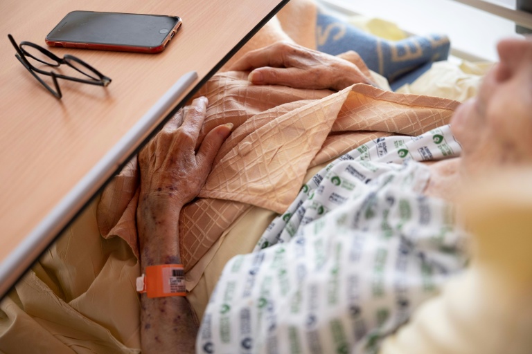 Grand âge : l'hôpital contraint de se réinventer face au défi du vieillissement