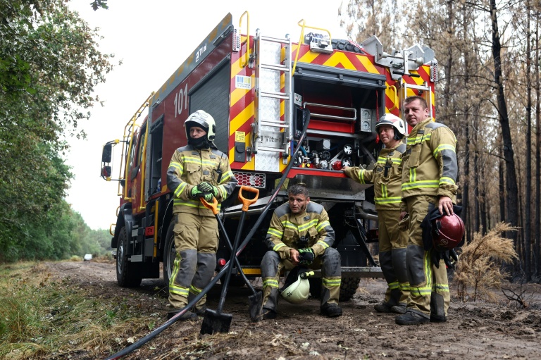 Des pompiers ukrainiens participent à la lutte contre les incendies en cours en France près du village du Temple, dans le sud-ouest de la France, le 3 août 2026