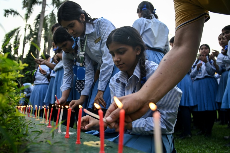 Des personnes en deuil et des élèves allument des bougies pour présenter leurs condoléances après la mort de l'alpiniste Nirmal Purja et de ses compagnons, emportés par une avalanche au Pakistan ; la scène se déroule à l'école Small Heaven de Chitwan, le 2 août 2026.