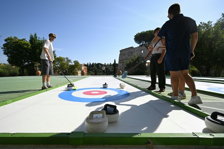 Des joueurs de curling près du Colisée à Rome, le 24 août 2026
