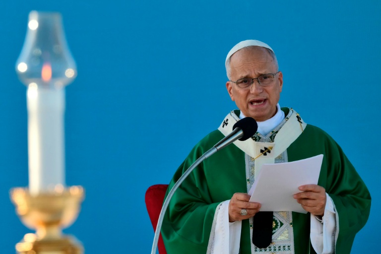 Le pape Léon XIV célèbre une messe dans le port de Rimini à l'occasion d'une visite pastorale, le 22 août 2026