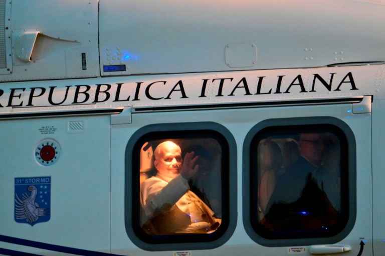Le pape Léon XIV salue depuis l'hélicoptère avant de décoller près du port de Rimini, à l'issue d'une visite pastorale, le 22 août 2026