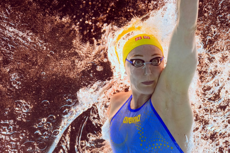 La nageuse suédoise Sarah Sjoestroem dans uen série du 100 m libre aux Jeux olympiques de Paris le 30 juillet à La Défense Arena à  Nanterre