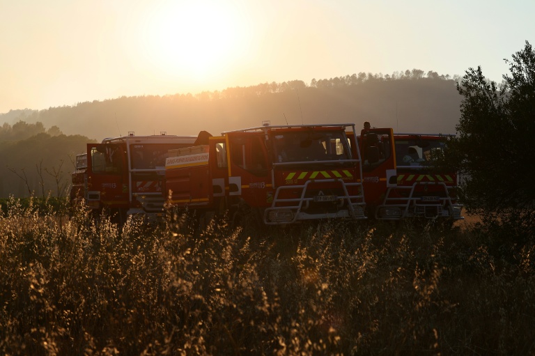 Camions de pompiers sur le front de l'incendie au Gros Bessillon