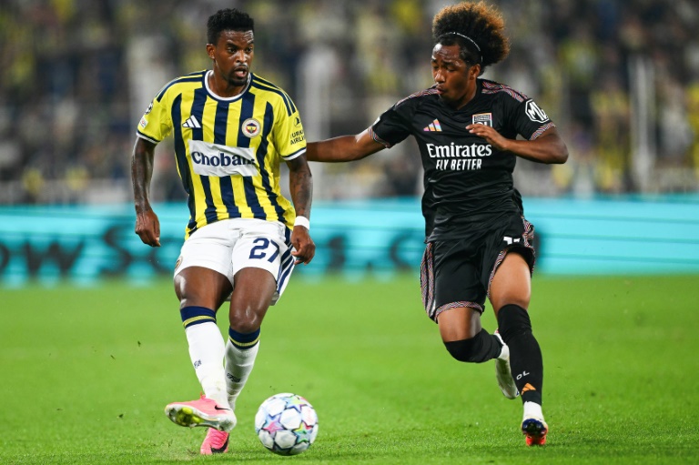 L'attaquant de l'OL Malick Fofana (à droite) à la lutte avec le défenseur du Fenerbahce Nelson Semedo le 18 août 2026 à Istanbul en Turquie