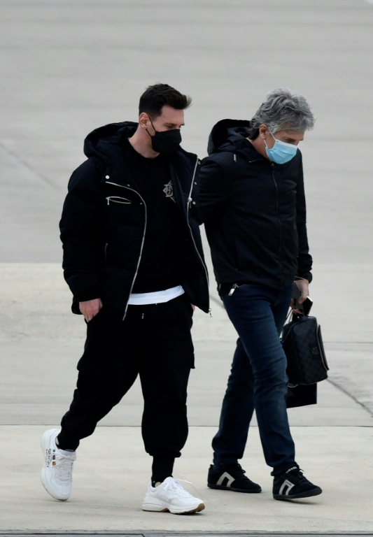 Lionel Messi et son père et agent Jorge, le 13 juillet 2021 à l'aéroport de Rosario