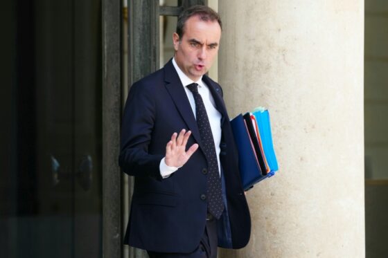 Sébastien Lecornu se rendant à un événement en Gironde.
