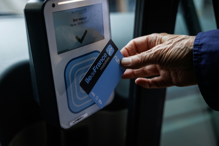 Un passager utilise son pass navigo, le forfait mensuel des transports publics en Ile-de-France, pour valider son trajet à bord du bus de la ligne 85 exploitée par la RATP à Paris, le 31 juillet 2026