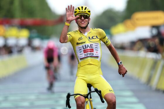 Tadej Pogacar célèbre sa victoire avec le maillot jaune lors d'une course.