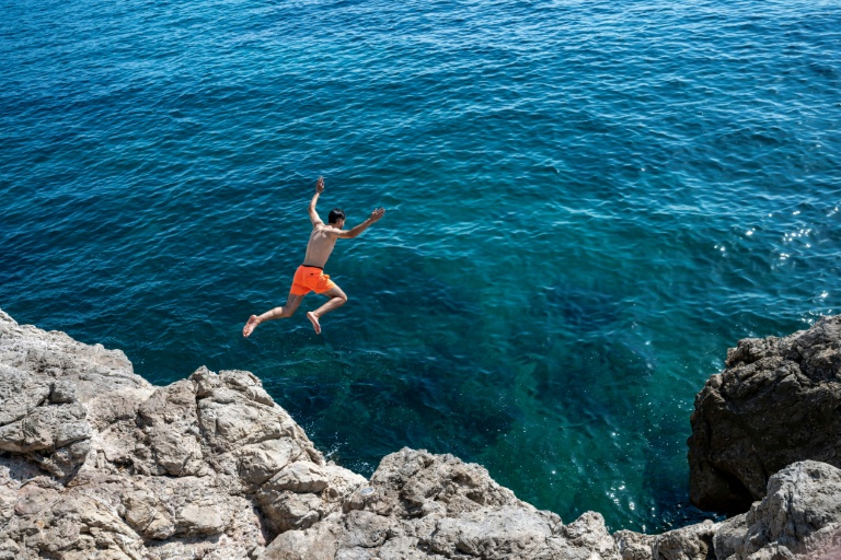 Un jeune saute de la corniche à Marseille le 11 août 2026